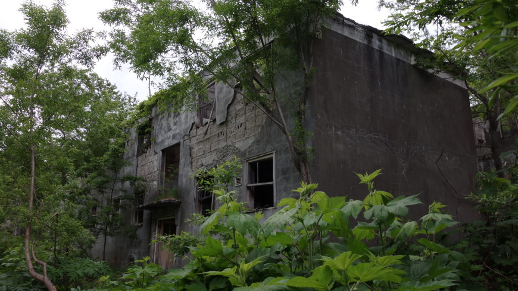 炭鉱街にある炭住。かつてここには沢山の人が暮らしていた証でもある。