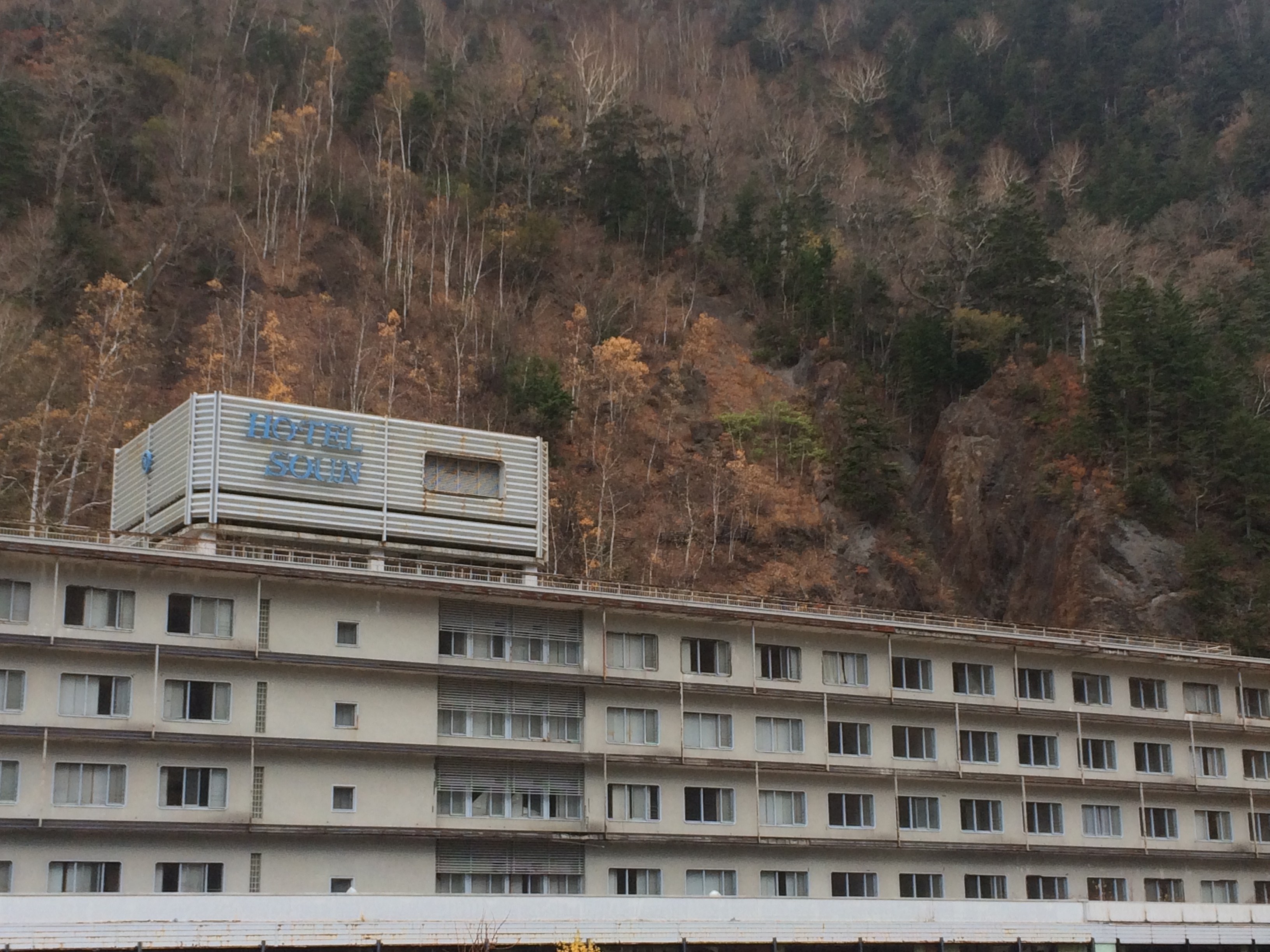 ショック ホテル層雲がまさかの廃墟に ニナ北海道